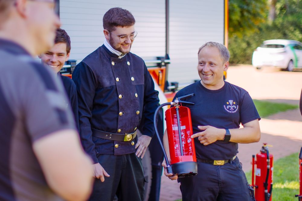 Schornsteinfeger mit Feuermelder