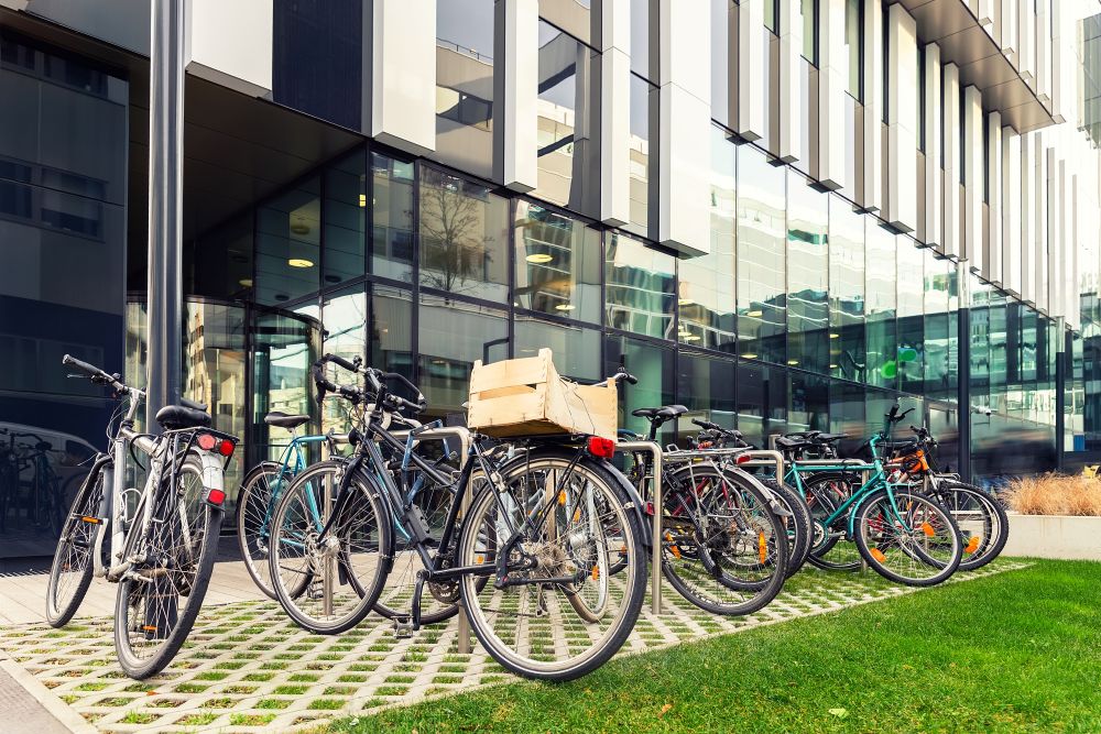 Fahrraeder vor Hochschule
