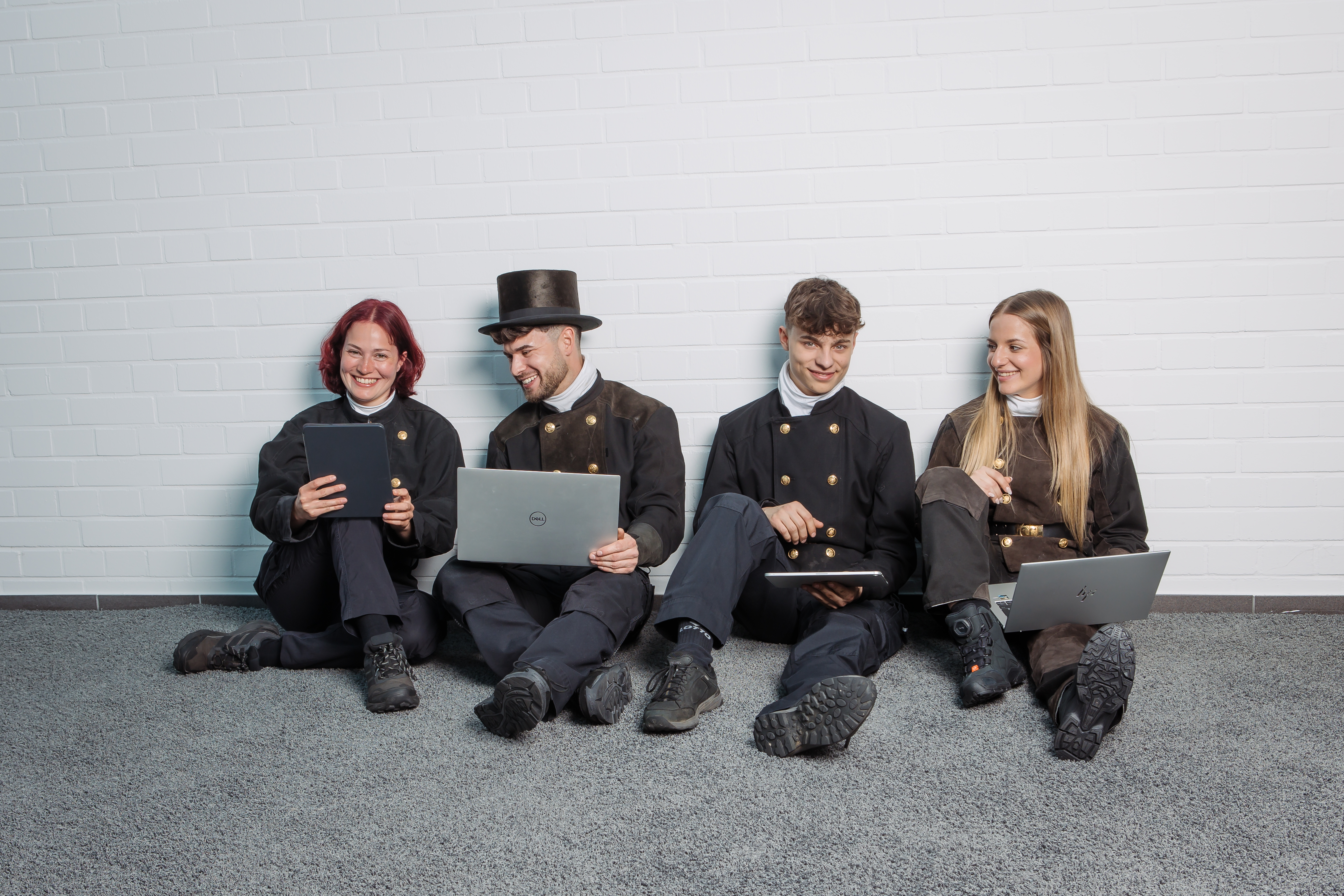 Schornsteinfeger mit Laptop