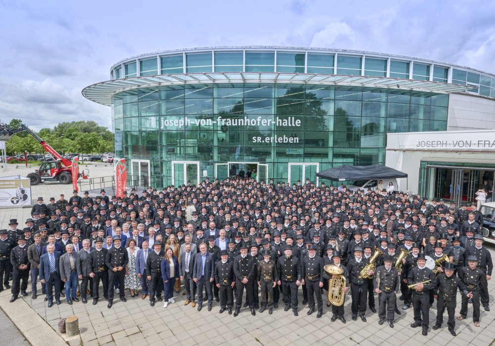 Schornsteinfeger und Gäste vor der Joseph-von-Fraunhofer-Halle in Straubing