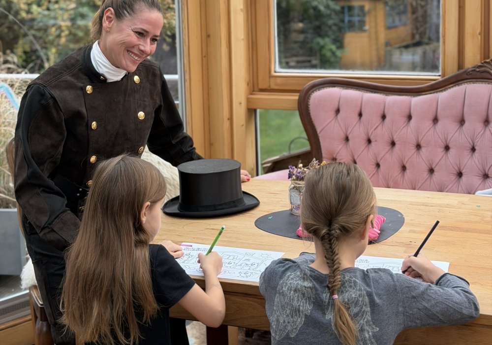 Schornsteinfegerin mit kindern beim Ausmalen
