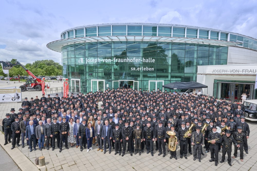 Schornsteinfeger und Gäste vor der Joseph-von-Fraunhofer-Halle in Straubing