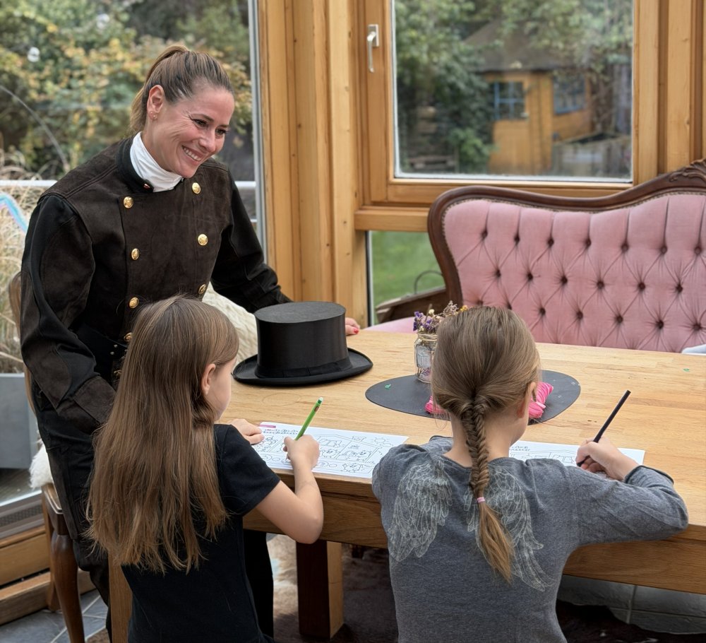 Schornsteinfegerin mit kindern beim Ausmalen
