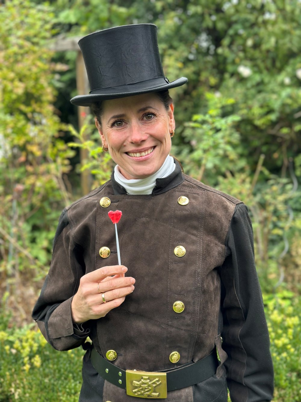 Schornsteinfegerin mit Life Lolli